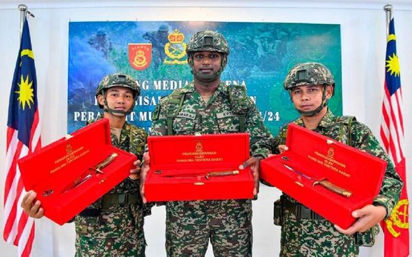 `PISAU TENTERA DARAT` விருது வழங்கி அங்கீகரிக்கப்பட்டார் தமராஜ்