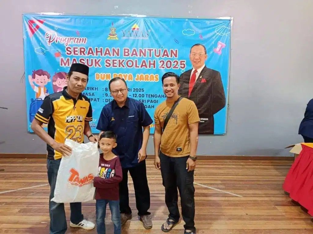 பாயா ஜெராஸ் தொகுதியில் 300 தாவாஸ் உறுப்பினர்கள் பள்ளி உபகரண உதவி பெற்றனர்