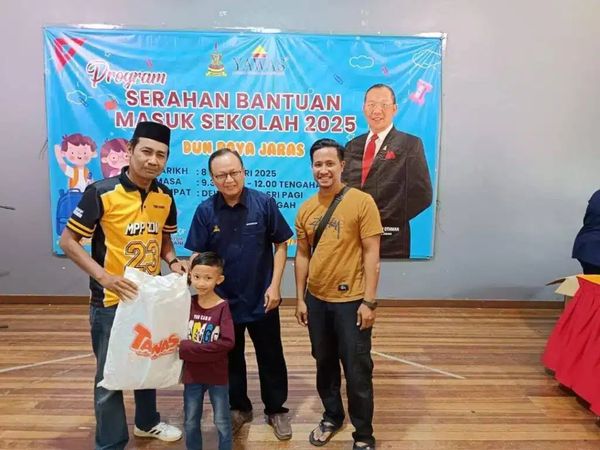 பாயா ஜெராஸ் தொகுதியில் 300 தாவாஸ் உறுப்பினர்கள் பள்ளி உபகரண உதவி பெற்றனர்