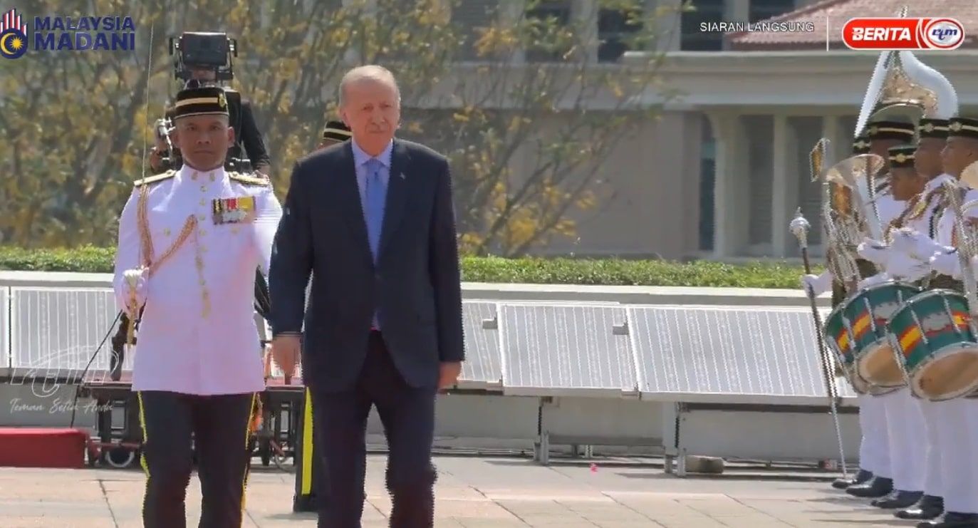 土总统出席官方欢迎仪式   与安华会谈加强两国关系