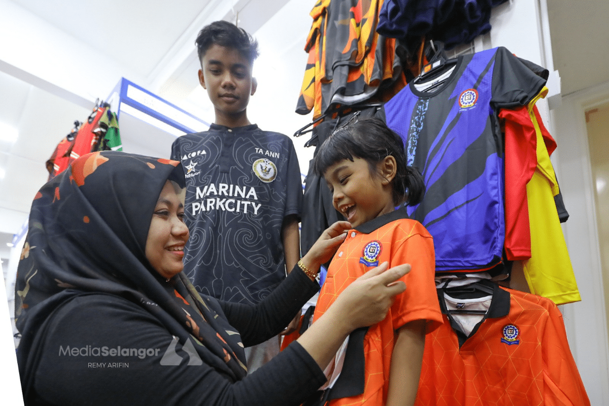 Parents rush to complete school preparations for new academic year