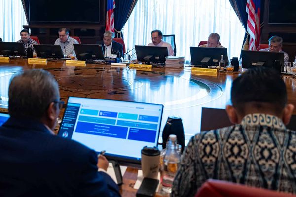 安华官访回国旋即主持内阁会议