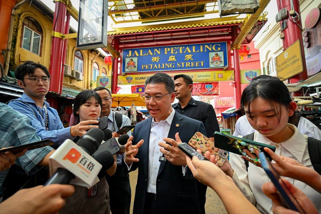 茨厂街中文牌楼稳如泰山   倪可敏促魏家祥公开道歉