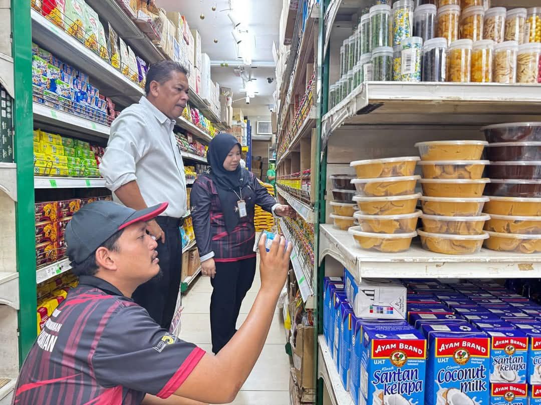 கிள்ளான், தெங்கு கிளானாவிலுள்ள ஏழு கடைகளில்  எம்.பி.டி.கே. சோதனை