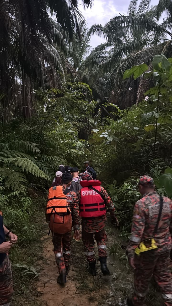 河水太急无法越过 11人受困瀑布区获救