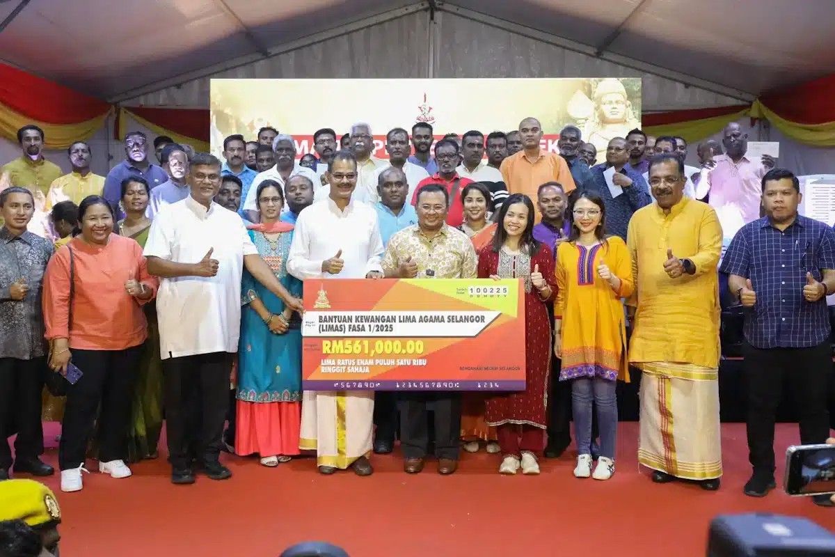 雪大臣拨56万助61兴都庙  大宝森节黑风洞人潮涌动