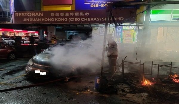 蕉赖商业广场鞭炮摊失火 5辆交通被殃及