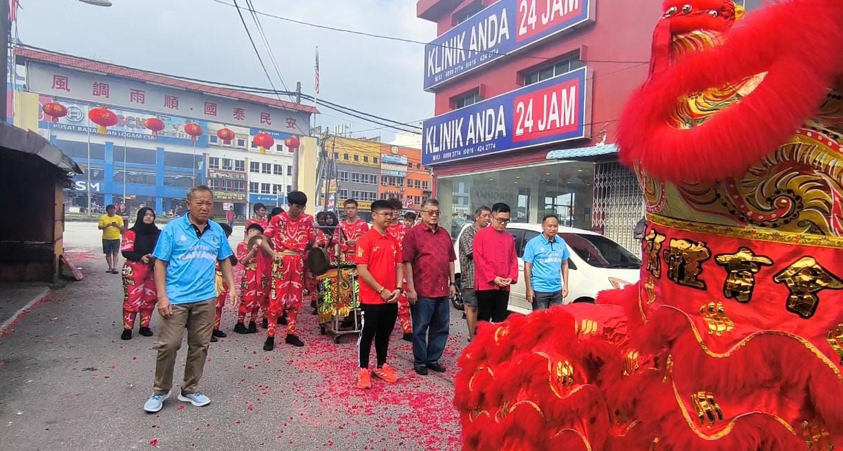 万挠新村大团拜4条88尺红炮开场 获逾百村民出席闹春节