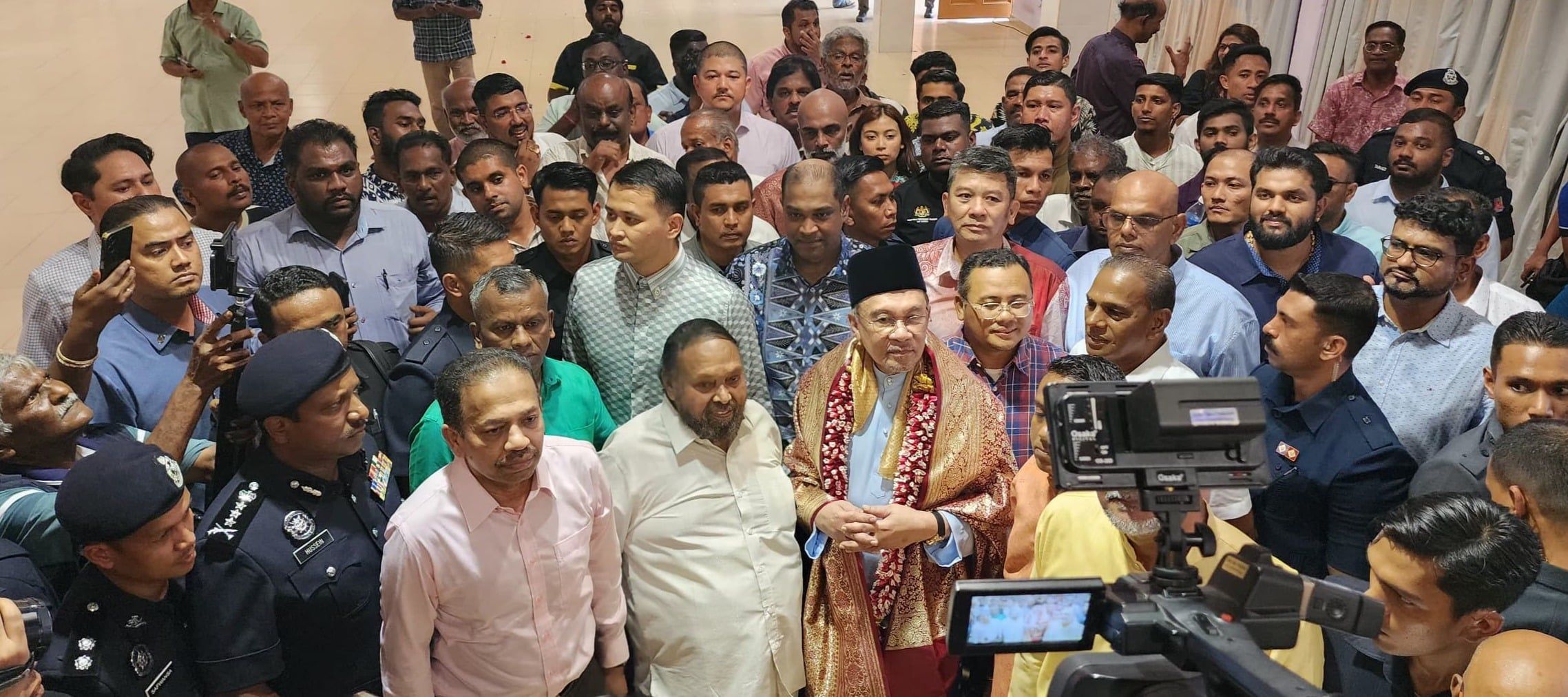 பத்துமலைத் திருத்தலத்தில்   பிரதமருக்கு உற்சாக வரவேற்பு!