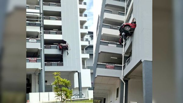 (视频)司机误踩油门撞破墙壁 险沙登医院3楼停车场坠下