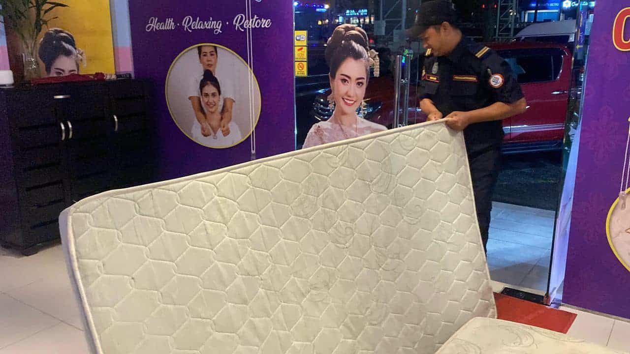 按摩院无牌经营  梳邦再也市厅查封！