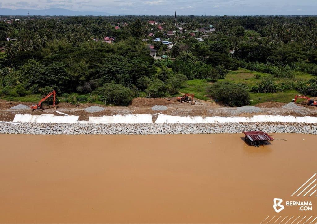 வெள்ளத் தடுப்பு, வறுமை ஒழிப்புத் திட்டங்களை விரைவுபடுத்த வேண்டும்- பிரதமர் வலியுறுத்து