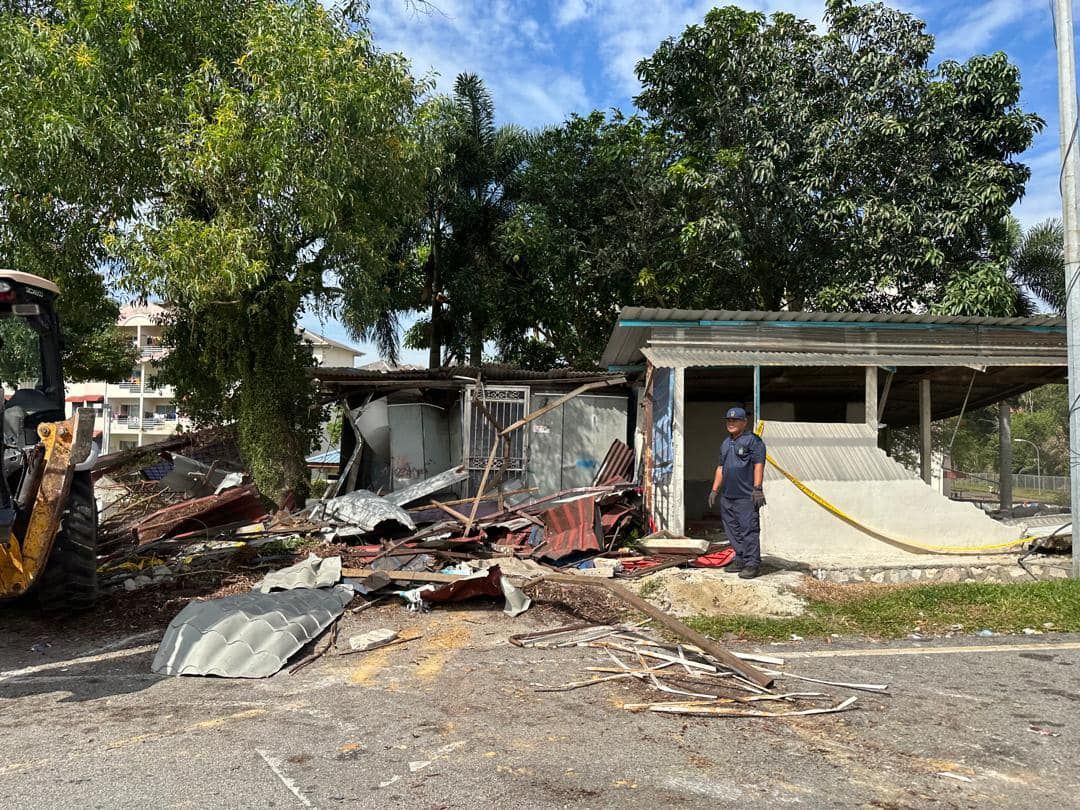 商铺违规占用保留地  加影市会拆除惩戒