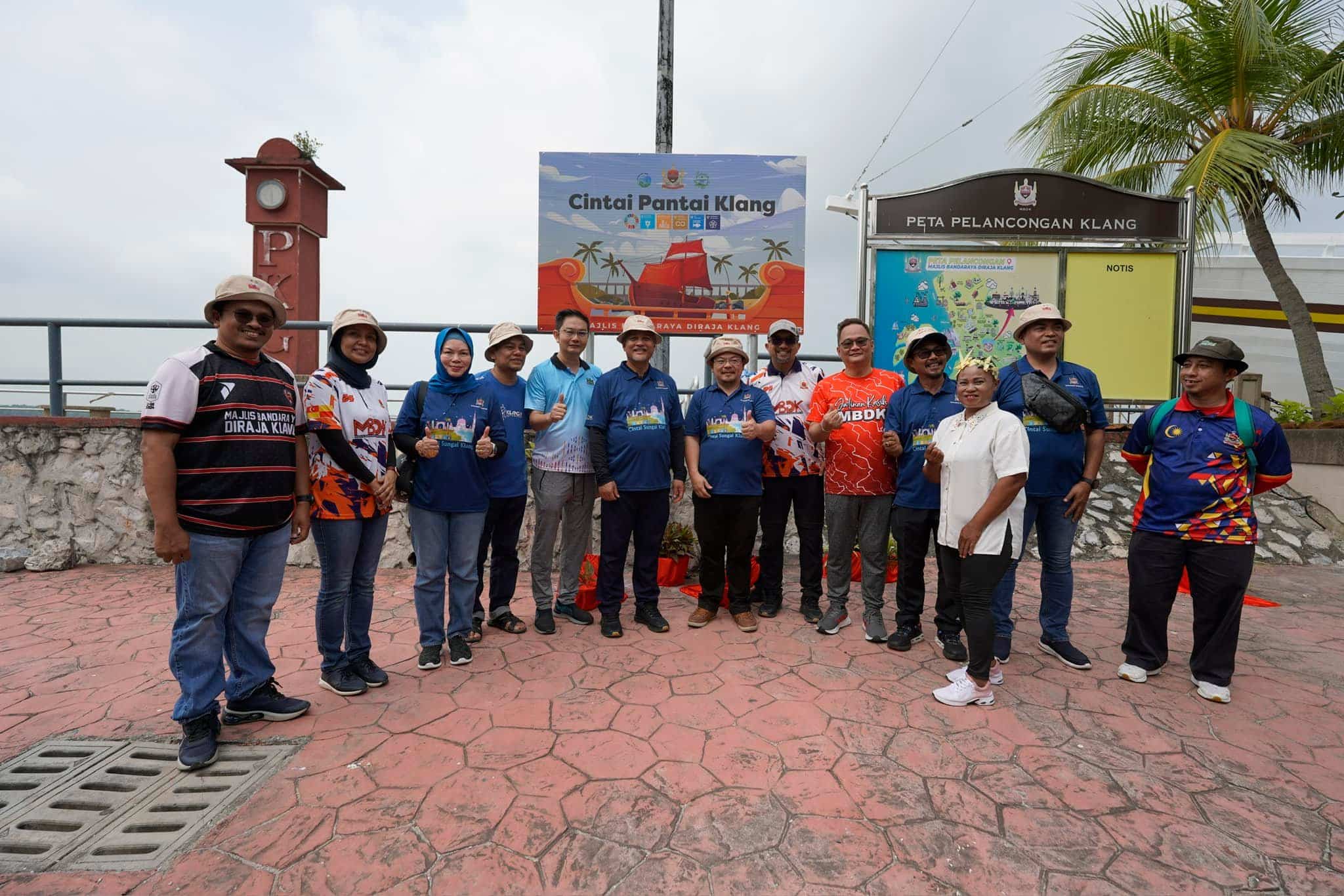 Lebih 2 tan sampah dikutip di sekitar pantai Tanjung Harapan