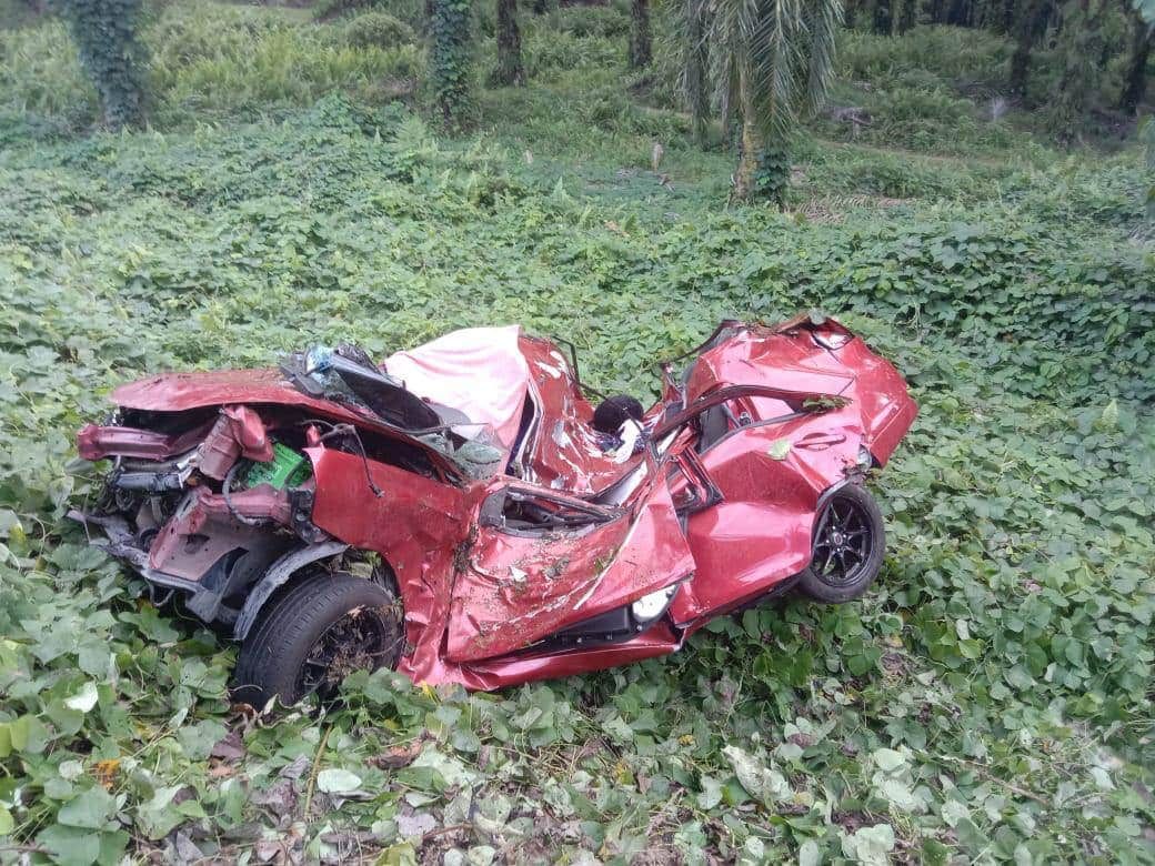 轿车失控坠落25尺山谷 中六女生头部受伤丧命