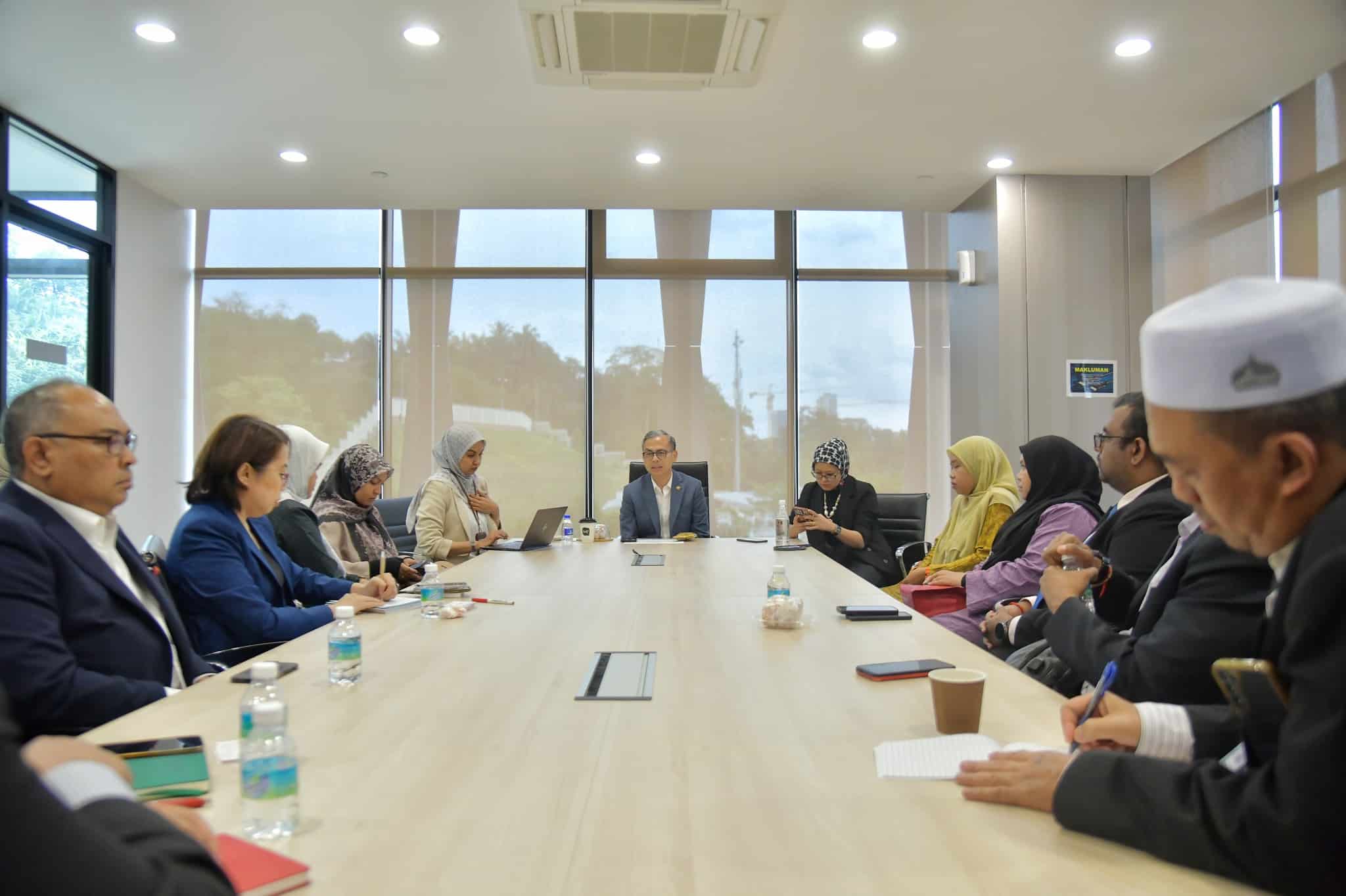 Fahmi meets with media reps to discuss salary issues, job loss
