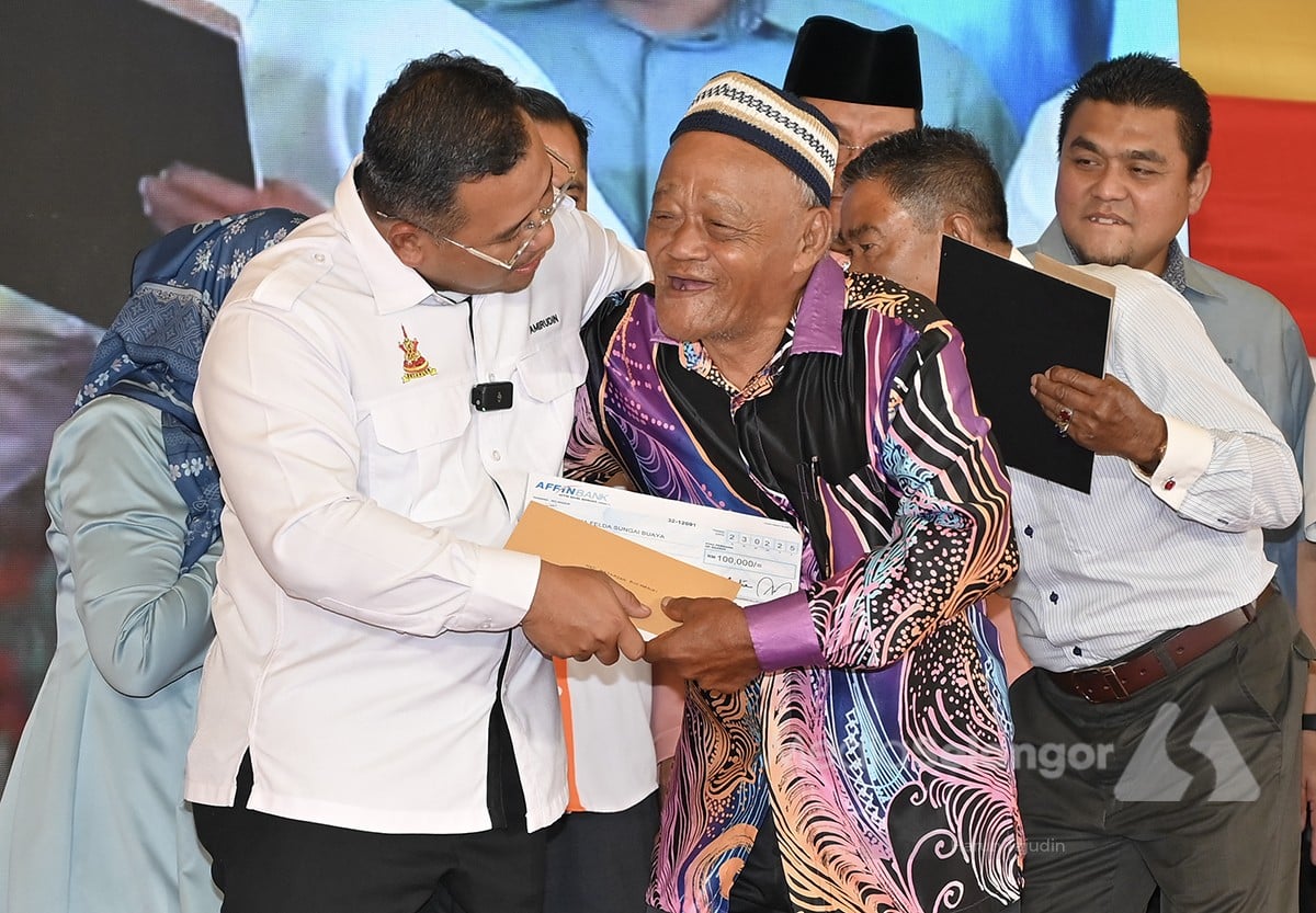 Noktah penantian puluhan tahun, bekas peneroka Felda Sungai Buaya terima baki pampasan