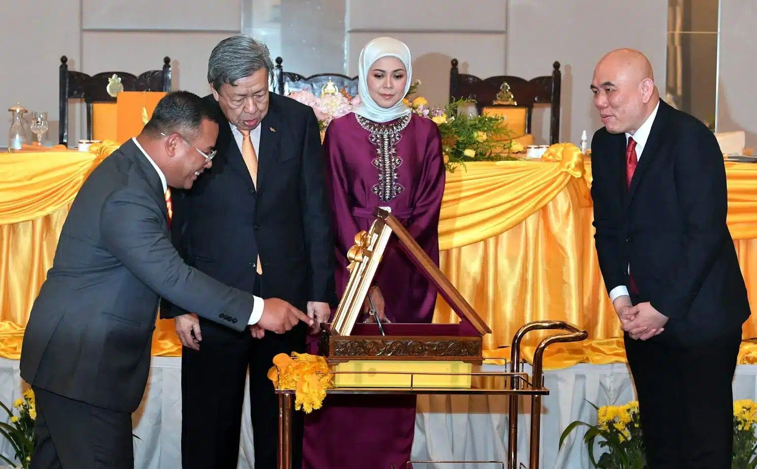 சட்டமன்ற விருந்து நிகழ்வில் சுல்தான் ஷராபுடின், தெங்கு பெர்மைசூரி நோராஷிகின் பங்கேற்றனர்