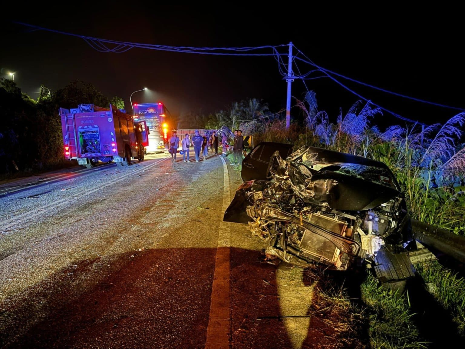 轿车与拖格罗里碰撞 年轻夫妇亡2稚子获救