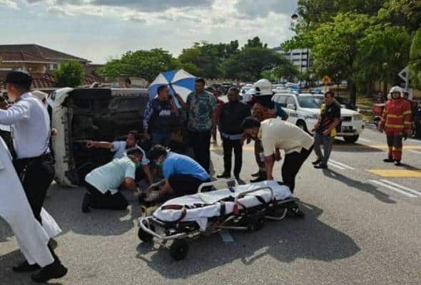 布城学校前被撞    男童受困车底受伤