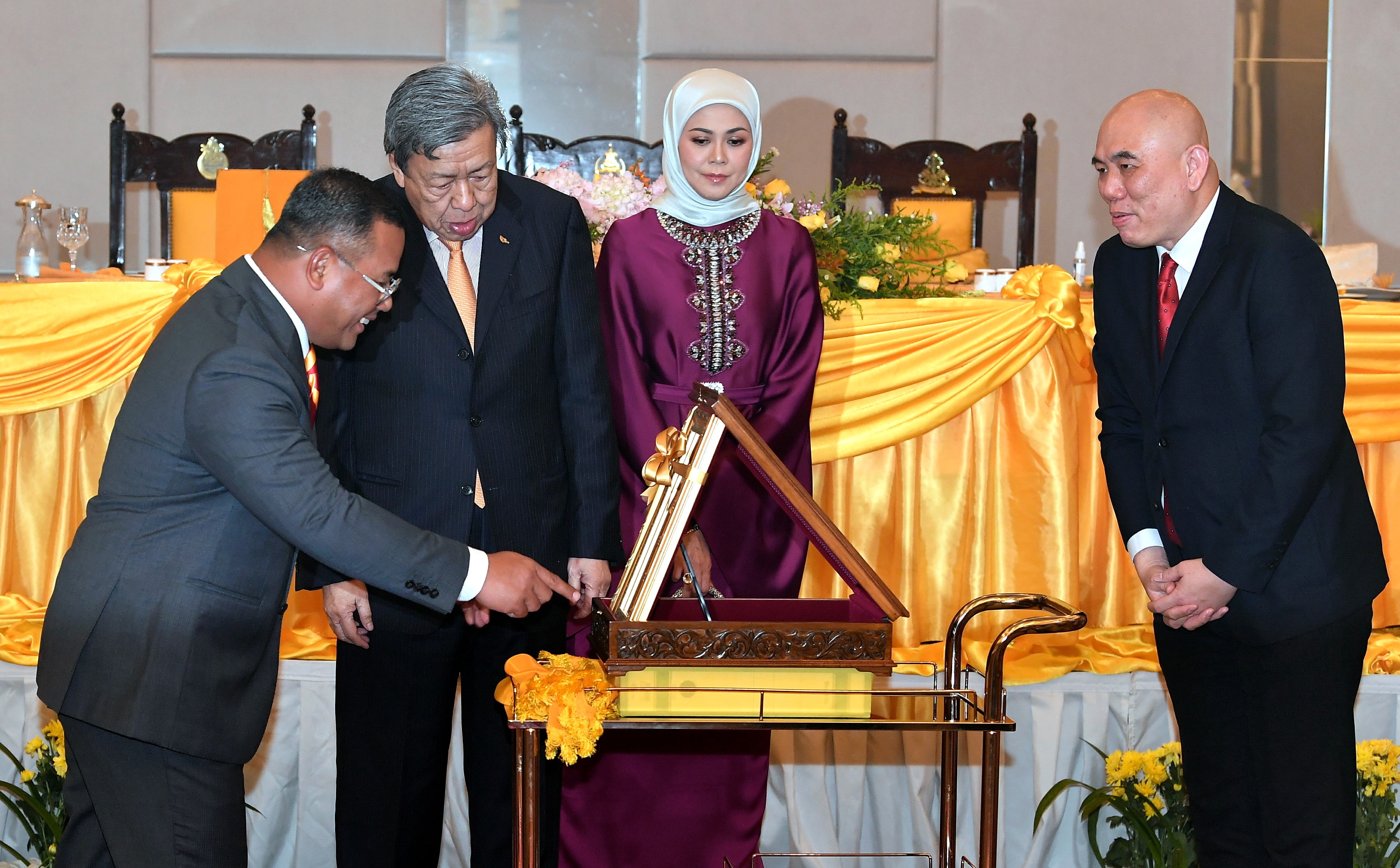 Sultan, Tengku Permaisuri berangkat ke majlis santapan malam sidang DUN