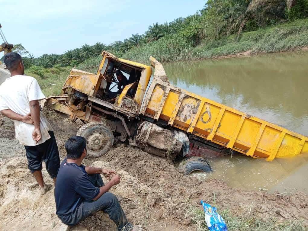 罗里坠安南河.油泄意外获遏止 雪州水务管理局开档追查车主
