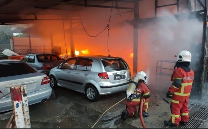 修车厂清晨遭祝融光顾 64岁男子背部烧伤