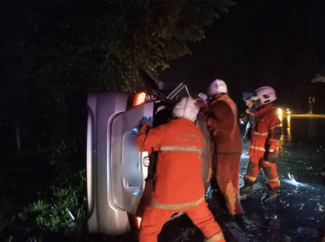 轿车凌晨失控翻覆 18岁少年身亡.2友人获救