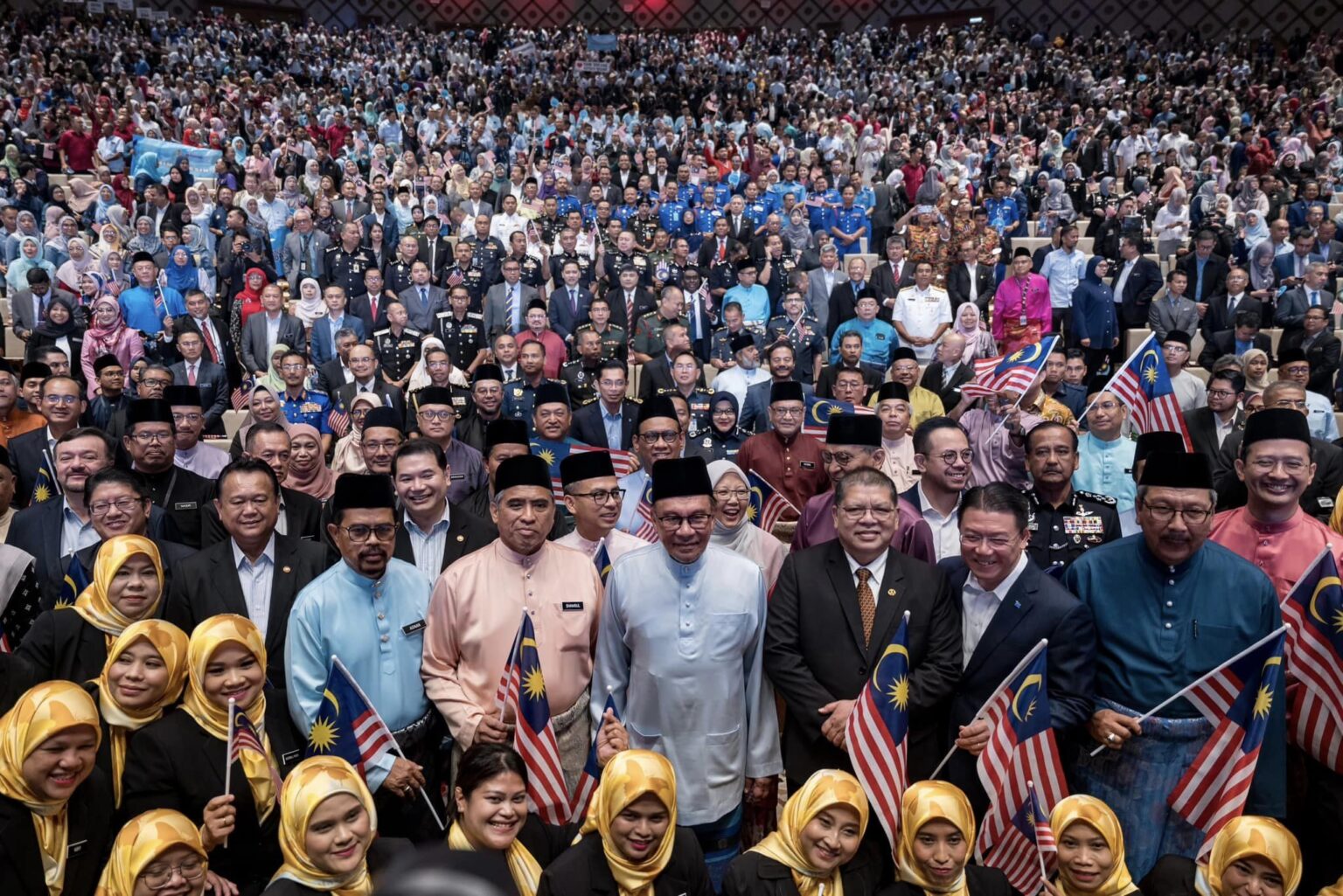 Ramadan: PM santuni penjawat awam, buka puasa bersama rakyat