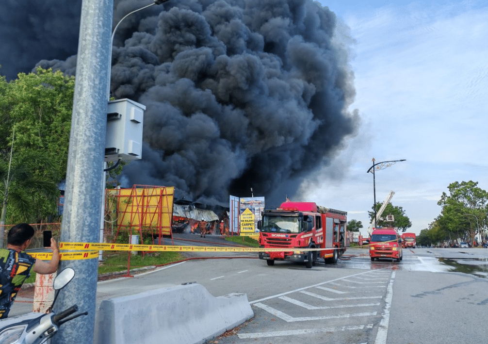汝来3地毯批发厂火灾  滚滚浓烟场面骇人
