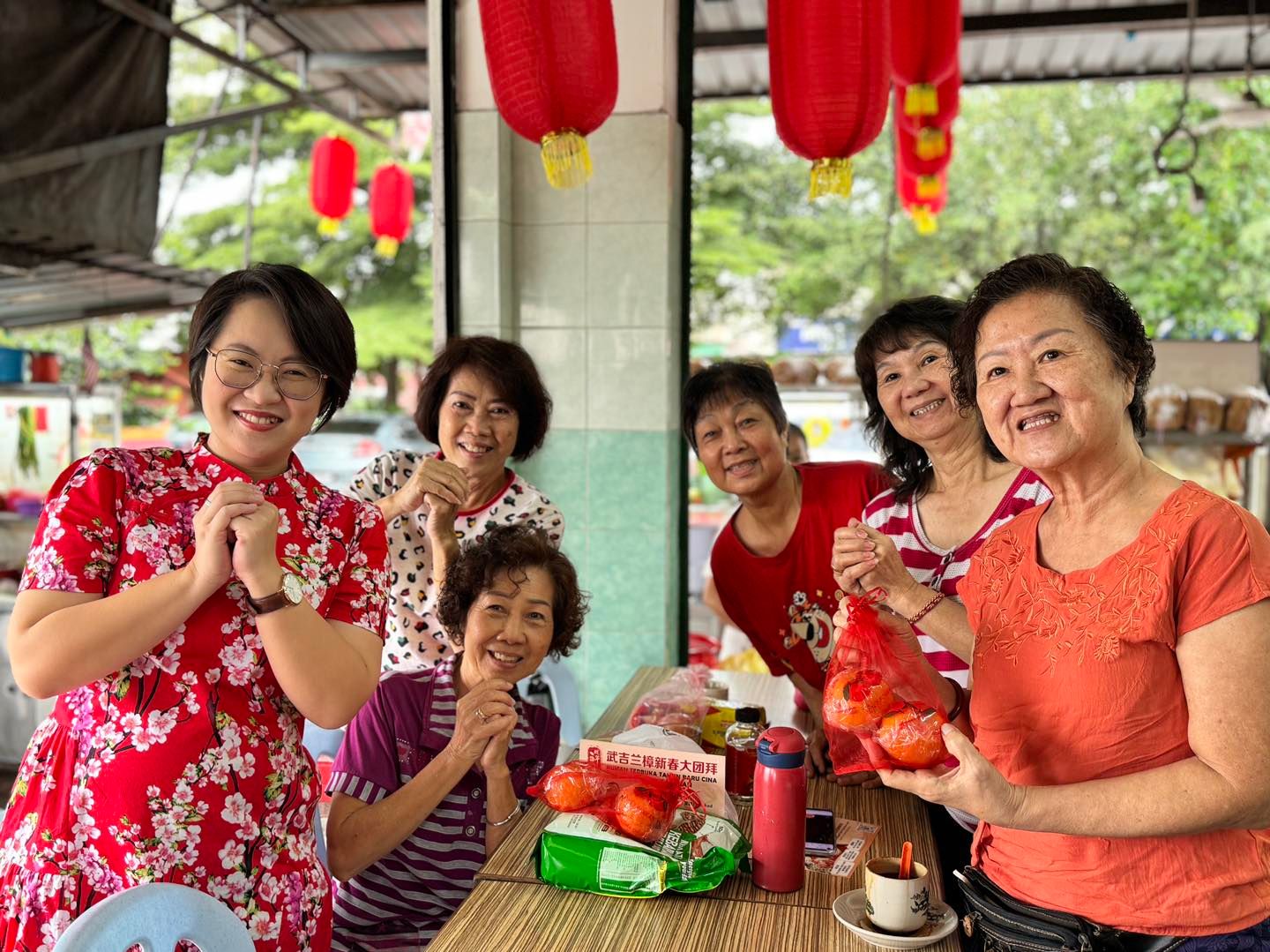 【灵蛇献瑞】新春派柑.红包封.月历 希盟议员冀拉近社区联系