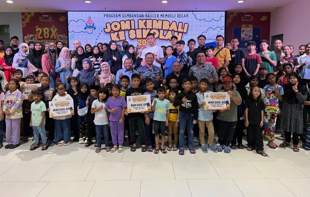 派发300购物劵予100名贫困学生  灵市政厅助减轻家长开学经济负担