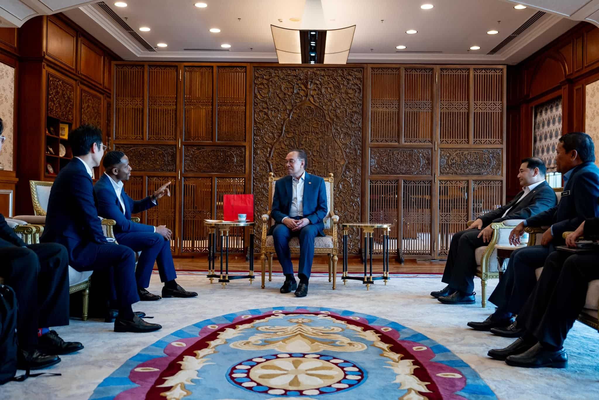 政府会晤英国安谋控股  安华：巩固半导体地位