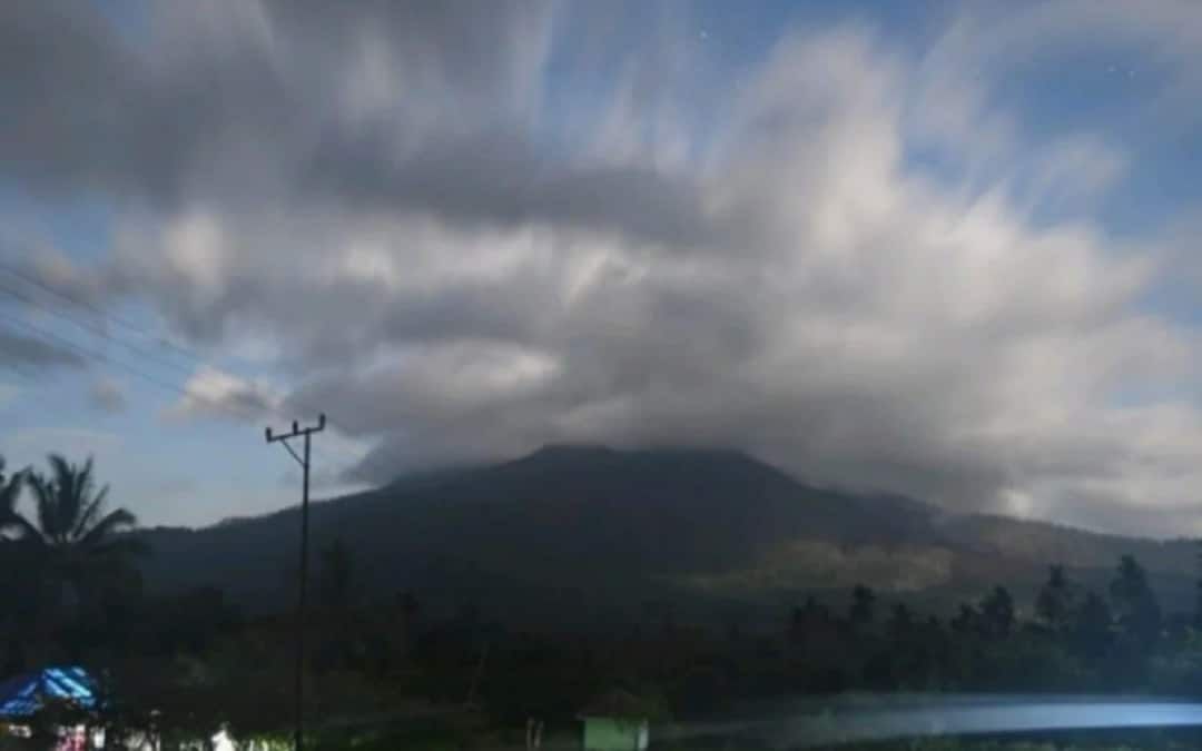 கிழக்கு நுசா தெங்காரா எரிமலை; மக்களுக்கு எச்சரிக்கை