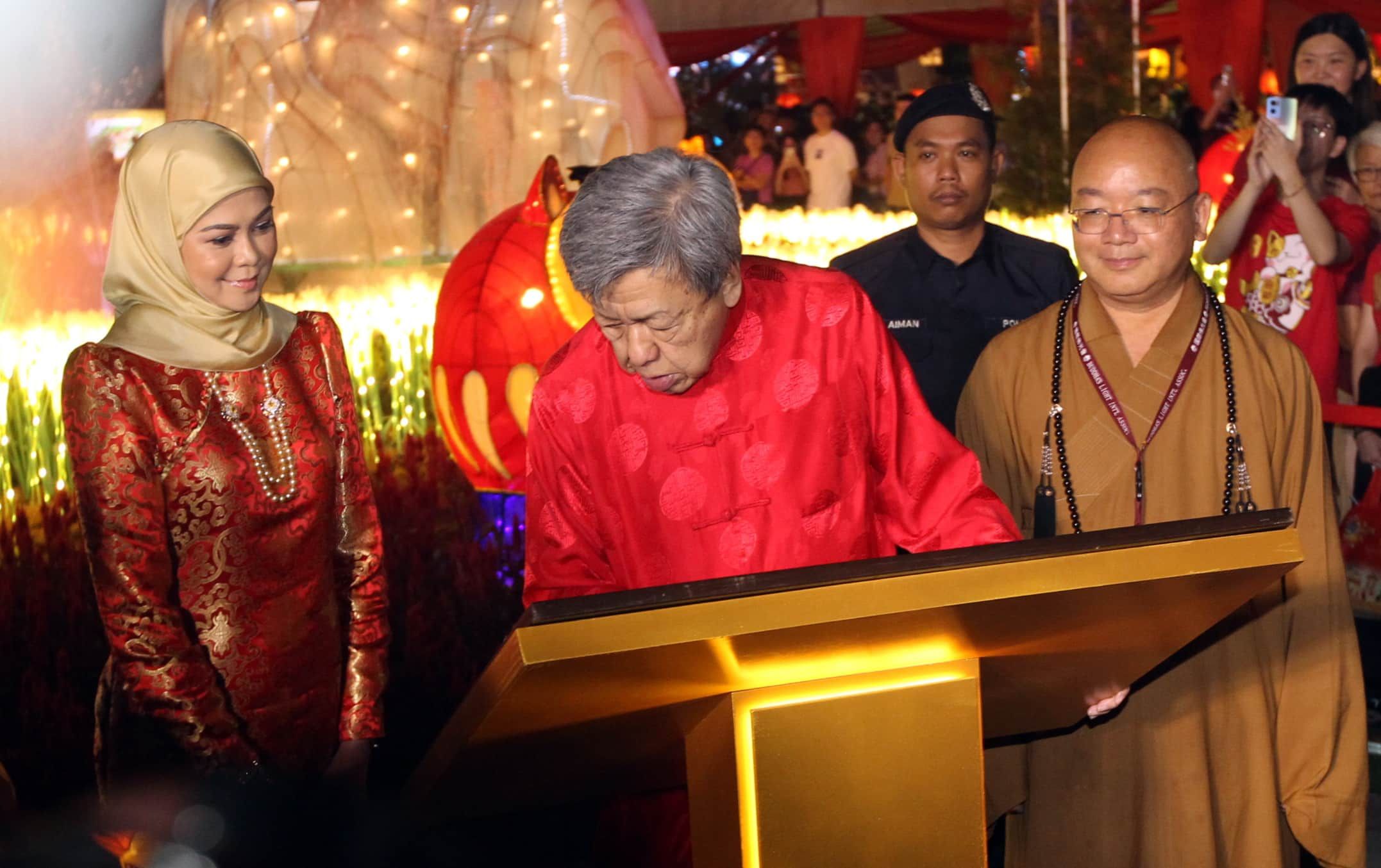 （视频）雪苏丹偕苏丹后莅临东禅寺   万人挤爆仁村闹新春团拜