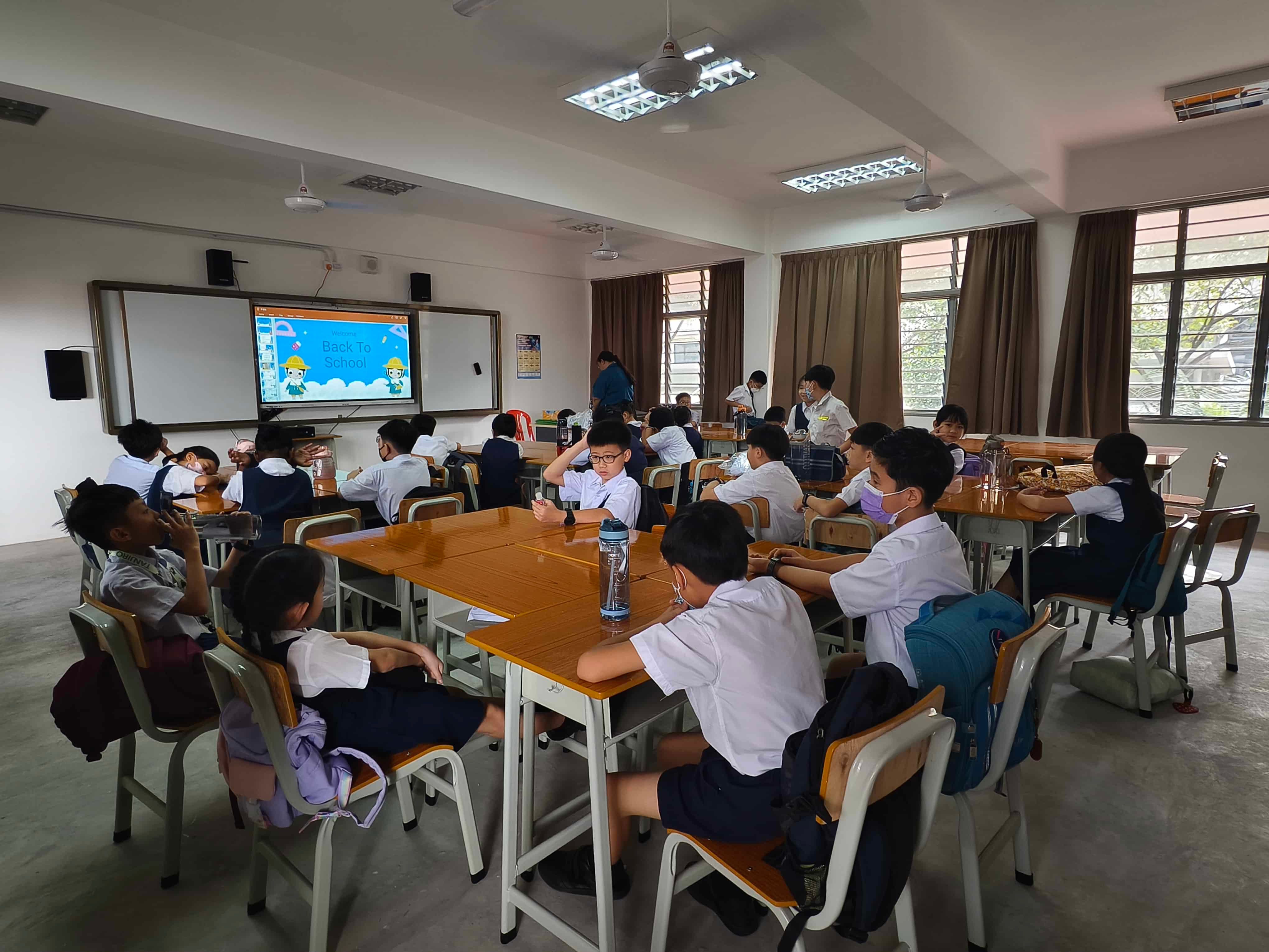 政府已讨论校服佩戴国旗徽章  安华：培养学生爱国精神