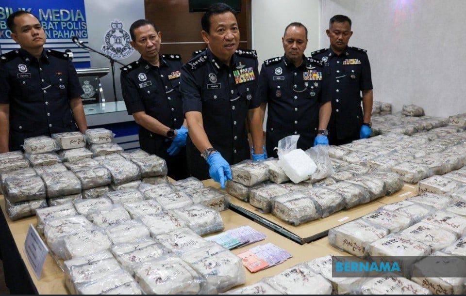 涉嫌运毒期间撞后逃   警捕2男起获总值逾800万冰毒