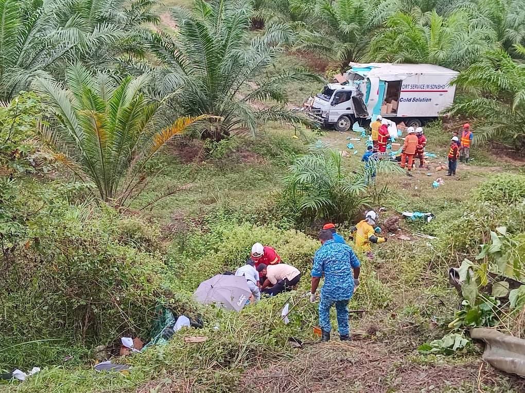 罗里失控坠山谷酿一死一伤