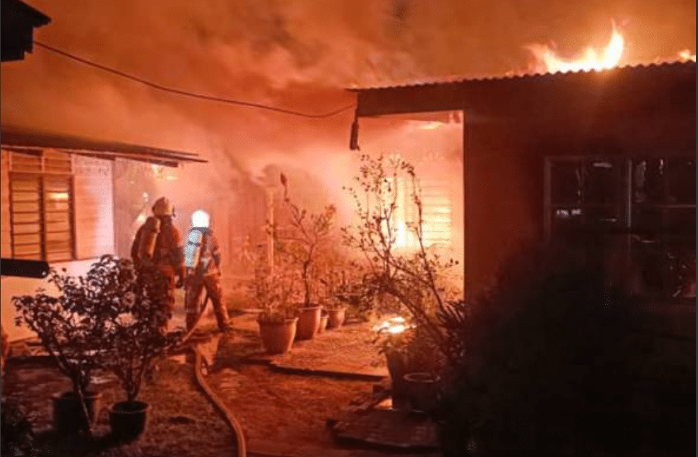 万锐一甘榜火灾  烧毁5民宅及4摩托