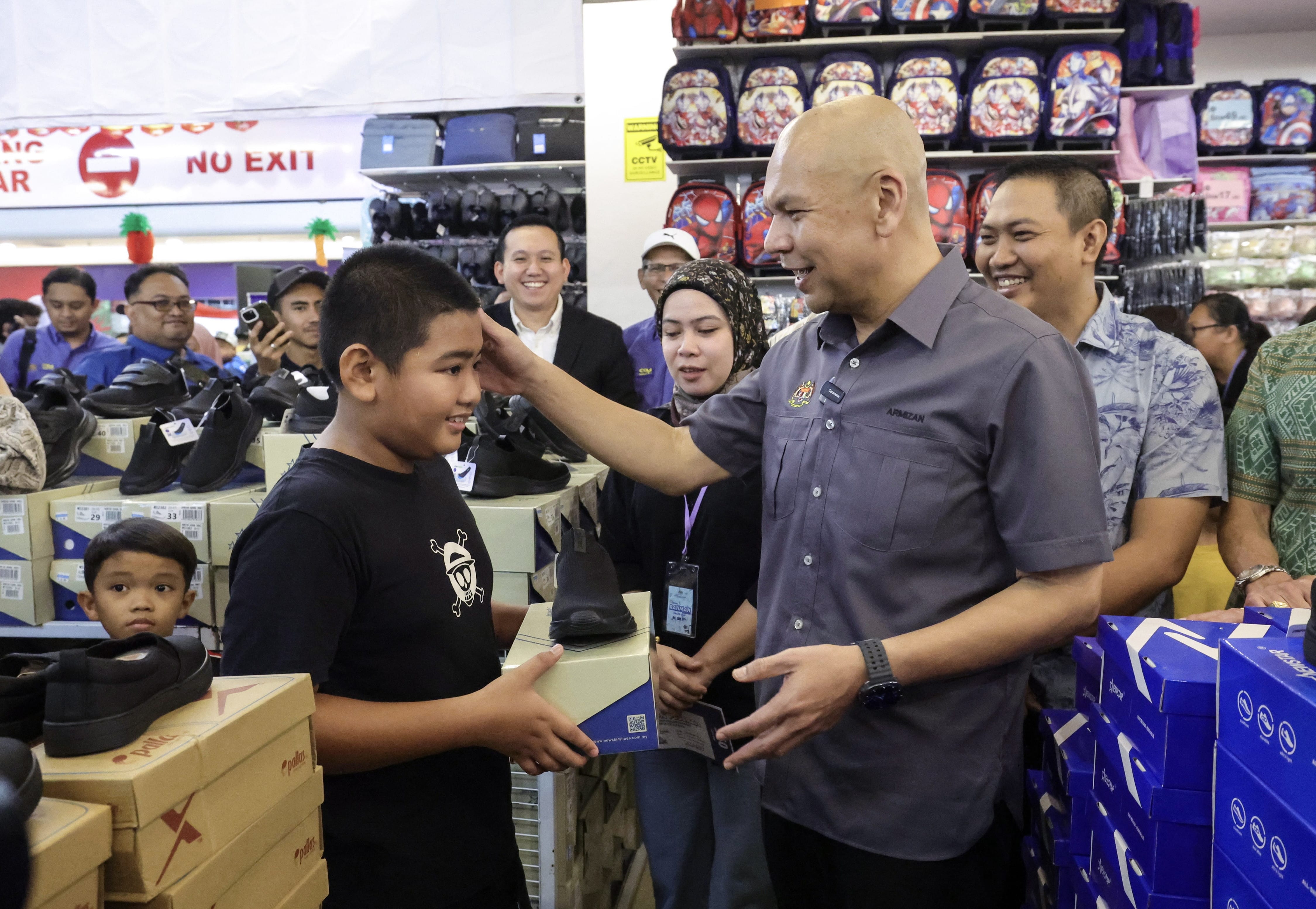 Jualan kembali ke sekolah tawar potongan harga hingga 30 peratus