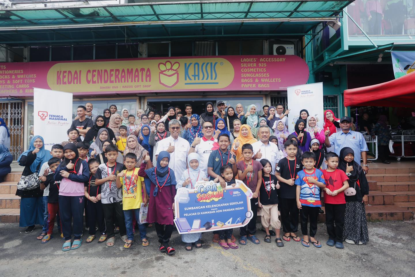 100 pelajar DUN Pandan Indah terima baucar beli kelengkapan sekolah