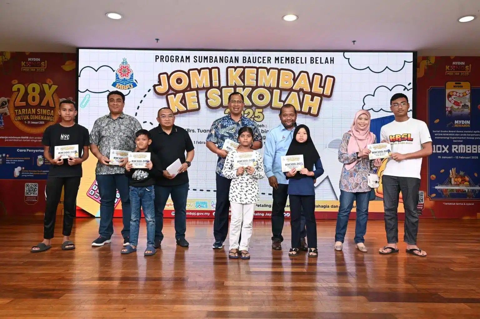 பொது வாகன நிறுத்துமிடங்களில் மேசைகள் மற்றும் நாற்காலிகளை வைத்த மூன்று உணவகங்களுக்கு அபராதம்