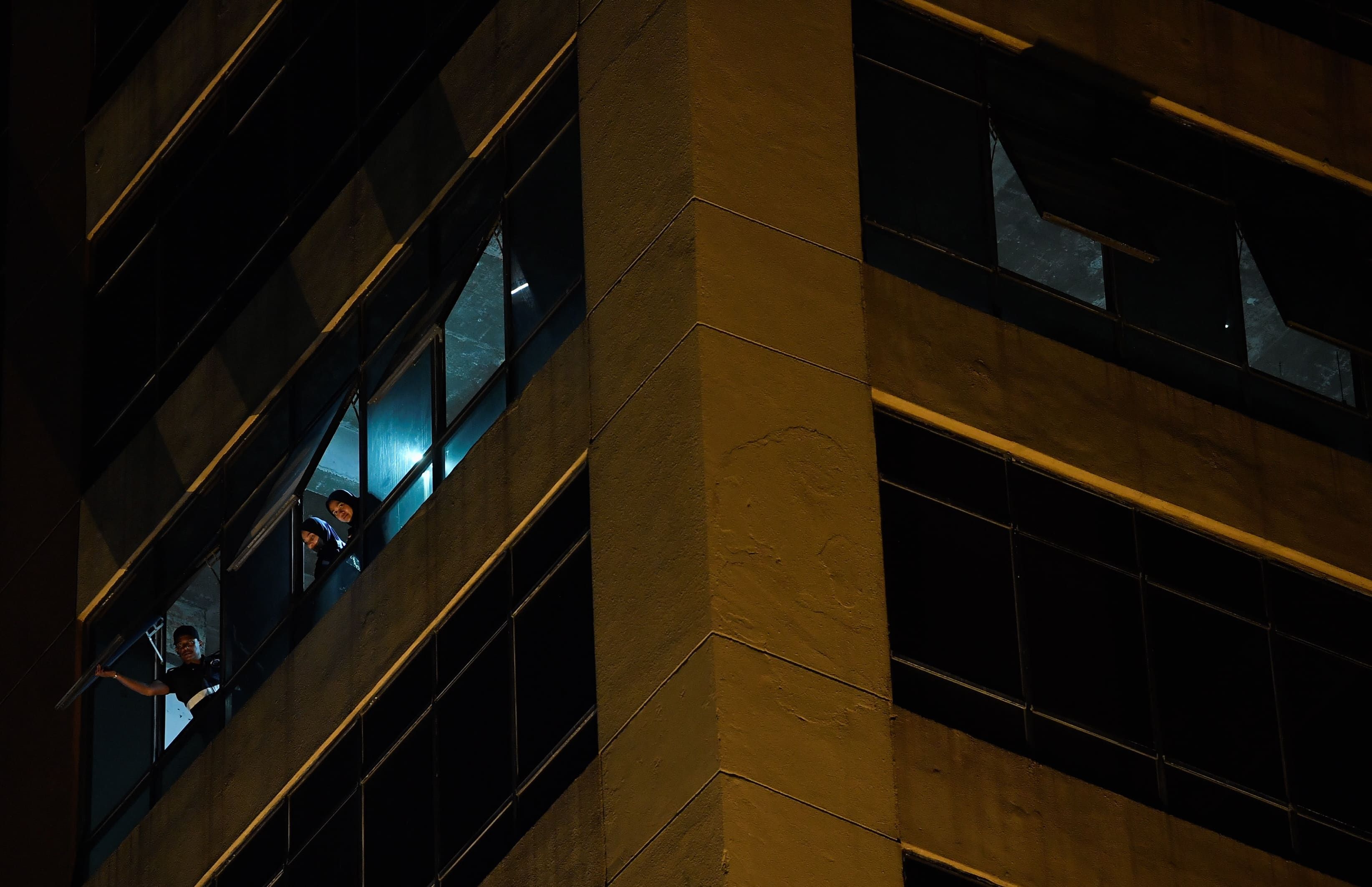 重返赵明福坠楼现场  警方3D技术还原现场