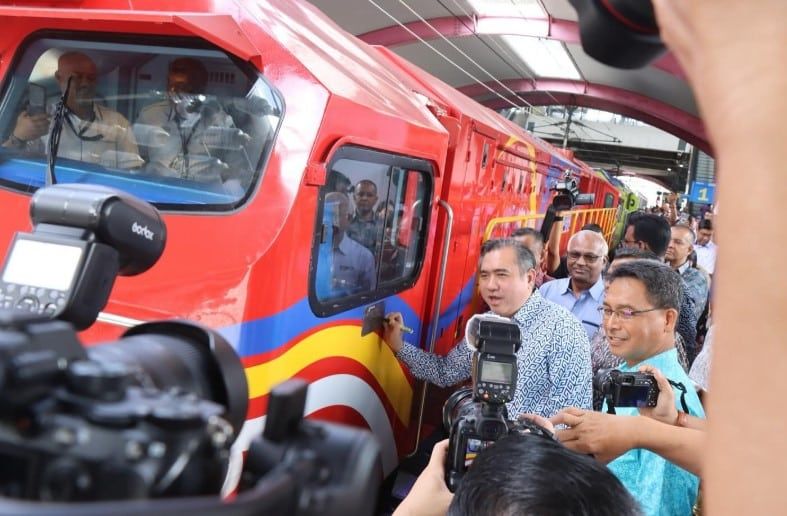 翻新44台旧火车头重新使用  陆兆福：鼓励使用铁道运输