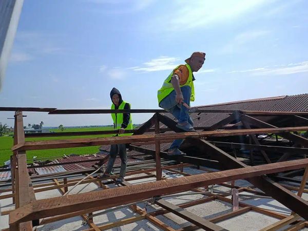 龙卷风袭击丹绒加弄4号沟 承包商如火如荼维修受损民宅