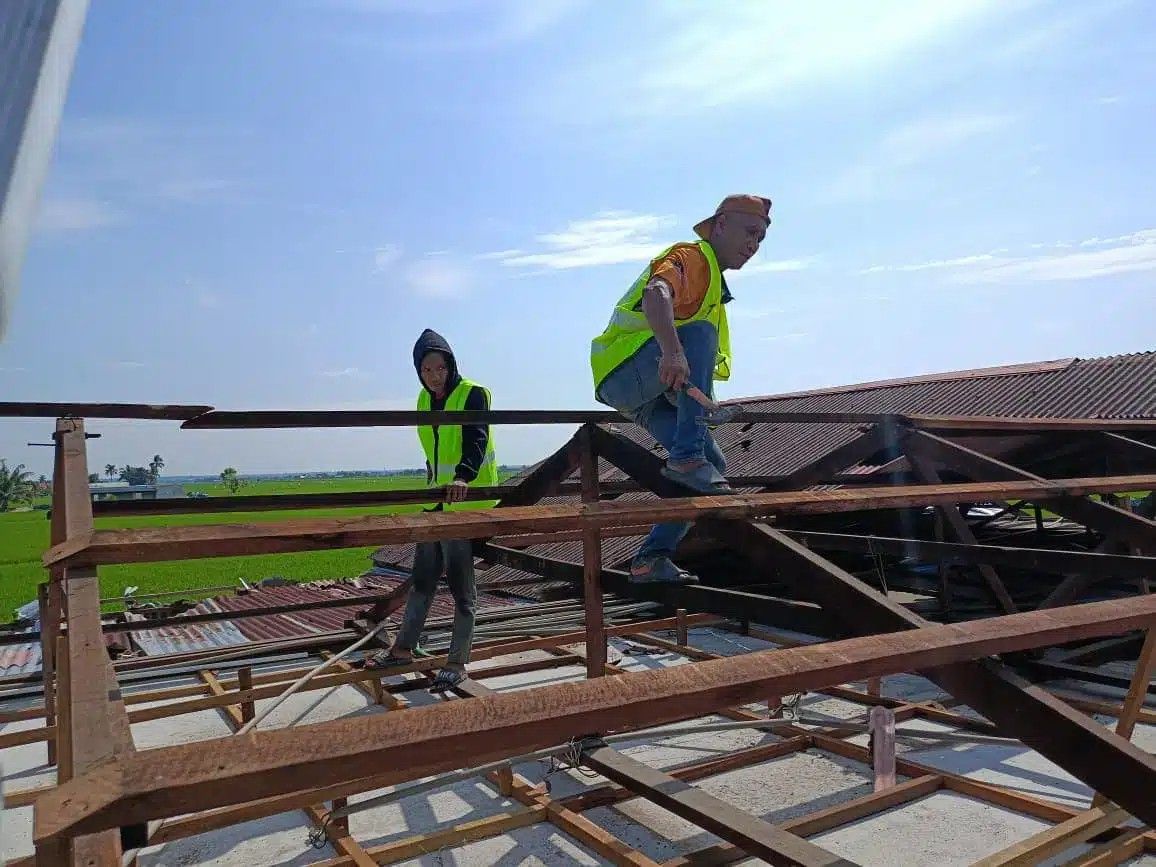தஞ்சோங் காராங்கில் புயலால் பாதிக்கப்பட்ட  வீடுகளை சீரமைக்கும் பணி தொடங்கியது