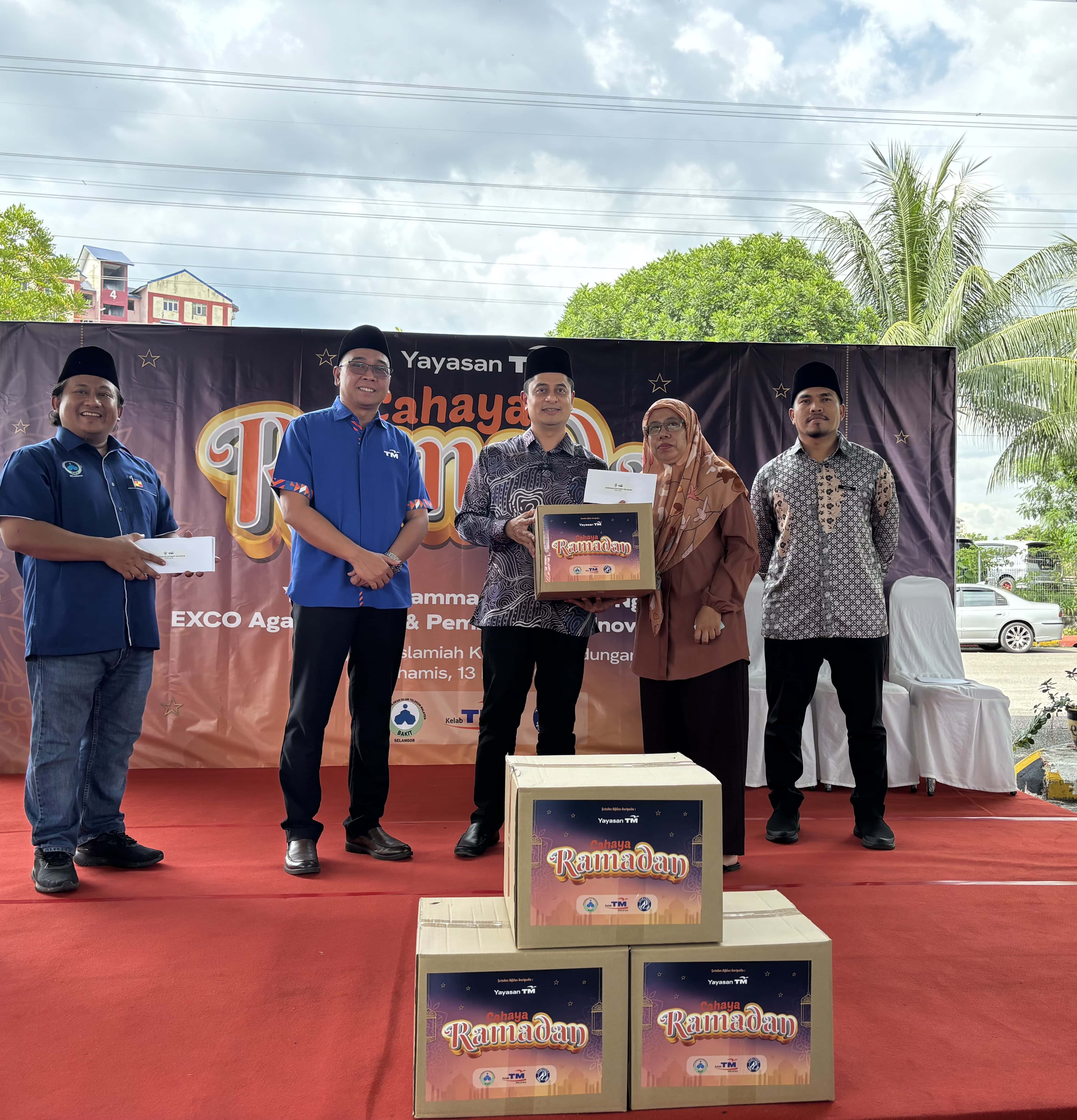 300 penduduk DUN Seri Setia terima bantuan makanan, duit raya