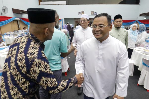 雪大臣与鹅唛县500公仆开斋 巩固团结稳定致力繁荣