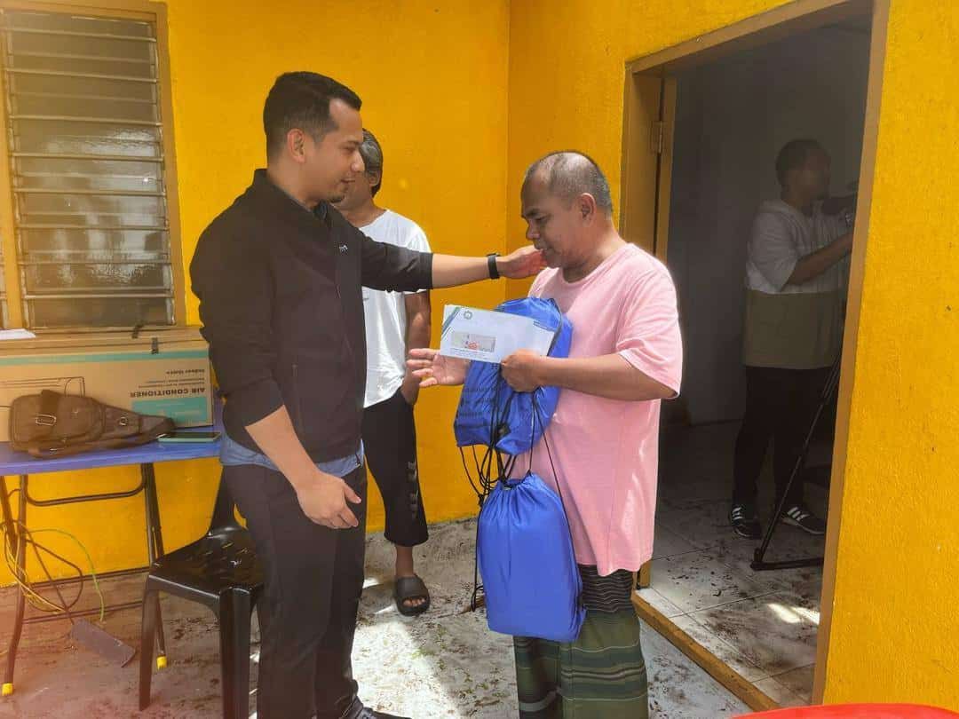 Yide hulur sumbangan kepada keluarga mangsa ribut di Sekinchan