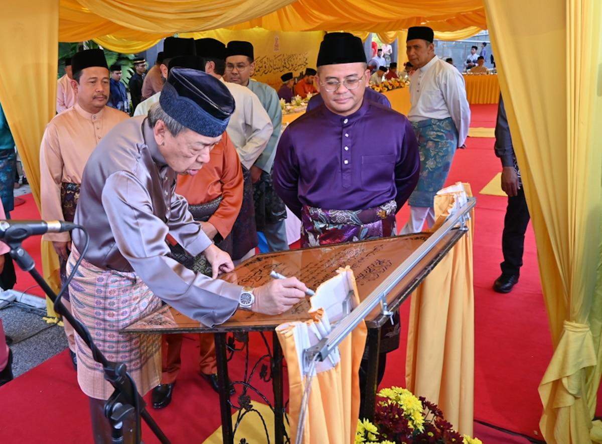 Sultan Selangor rasmi Masjid Bandar Bukit Raja, sampaikan sumbangan kepada asnaf